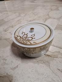 Scatola in porcellana con decoro in oro