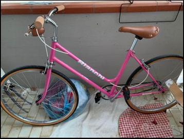 Bicicletta bianchi vintage con pezzi moderni
