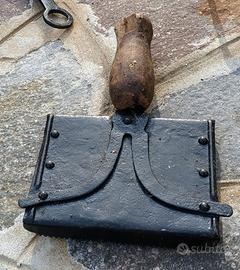 Striglia in ferro antico 