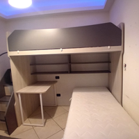 Cameretta moderna usata con doppio letto a ponte