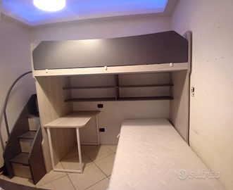 Cameretta moderna usata con doppio letto a ponte