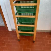Carrello in legno con cestelli estraibili