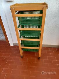 Carrello in legno con cestelli estraibili