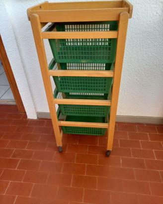 Carrello in legno con cestelli estraibili