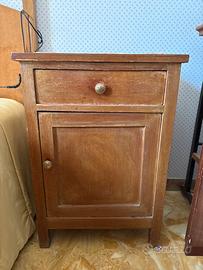 Comodino in legno