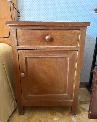 Comodino in legno