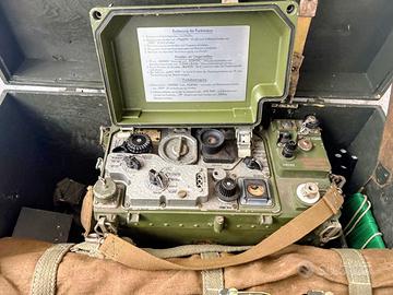 Radio militare russa da campo R 107 con manuale
