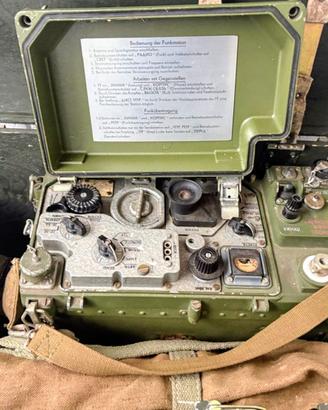 Radio militare russa da campo R 107 con manuale