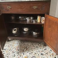 Vetrina con marmo antico