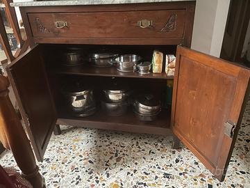 Vetrina con marmo antico