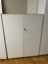 armadio in metallo con serratura