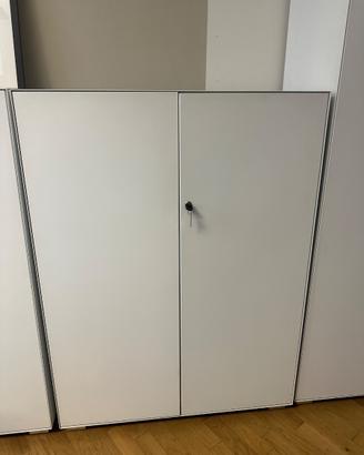 armadio in metallo con serratura