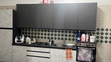 Cucina + tavolo e sedie