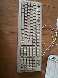 Monitor Fujitsu Siemens e tastiera Nilox