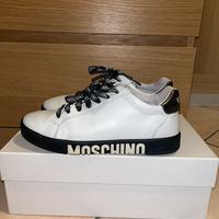 Sneakers marca MOSCHINO bianche a nere.