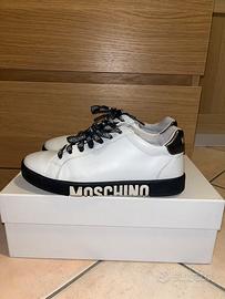Sneakers marca MOSCHINO bianche a nere.