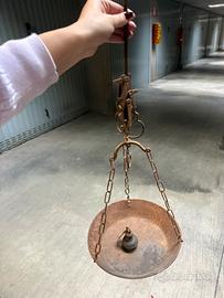 antica stadera a piatto sospeso