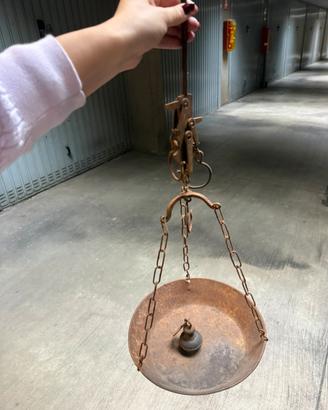 antica stadera a piatto sospeso