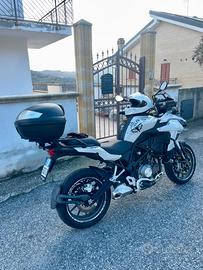 Benelli Trk 502 con tris di valigie