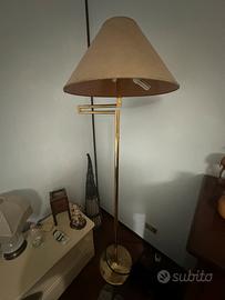 Lampada da terra vintage in ottone con braccio