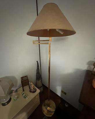Lampada da terra vintage in ottone con braccio