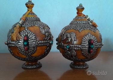 Coppia di vasi tibetani in ambra con decorazioni
