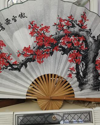 ventaglio di carta di grande dimensioni. 