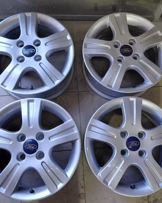 Cerchi in lega da 15 pollici per Ford Fiesta
