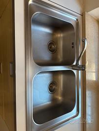 cucina completa di lavello e piano cottura 