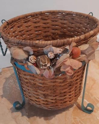 Porta vaso in ferro battuto e vimini con fiori