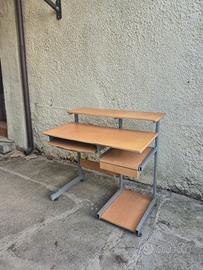 Scrivania per Pc con porta tastiera e ripiano