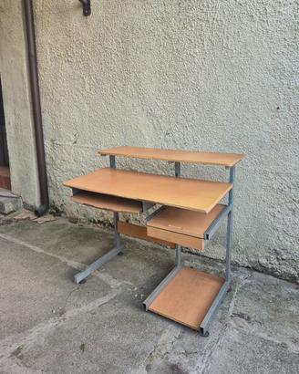 Scrivania per Pc con porta tastiera e ripiano