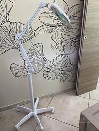 Lampada con lente di ingrandimento