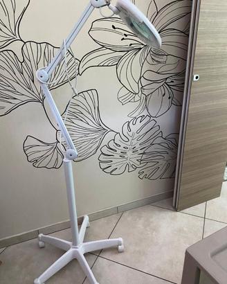 Lampada con lente di ingrandimento
