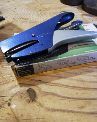 Cucitrice a pinza Leitz. 