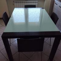 Tavolo wengè scuro e vetro temperato con 4 sedie