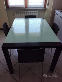 Tavolo wengè scuro e vetro temperato con 4 sedie