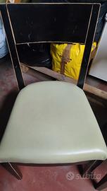 Sedie in legno nero e seduta in ecopelle verde