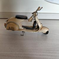 Modellino scooter vintage in metallo stile Vespa