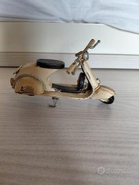 Modellino scooter vintage in metallo stile Vespa