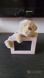 Cornice con orsetto peluche rosa
