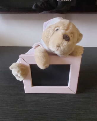 Cornice con orsetto peluche rosa