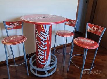 Tavolo alto e sgabelli cocacola