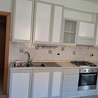 Cucina completa con elettrodomestici