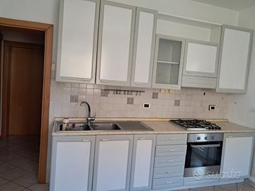 Cucina completa con elettrodomestici