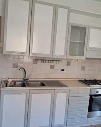 Cucina completa con elettrodomestici