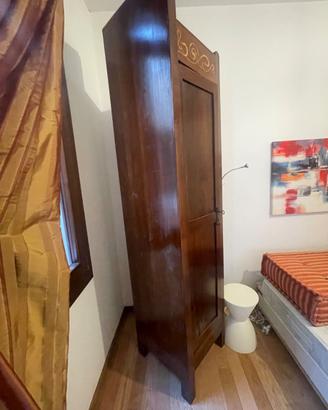 Armadio antico in legno