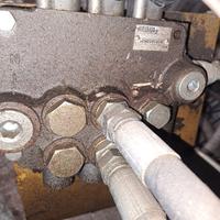 DISTRIBUTORE OLEODINAMICO A TRE VIE