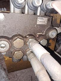 DISTRIBUTORE OLEODINAMICO A TRE VIE