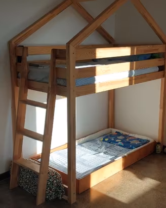 Letto a soppalco e letto Montessori con materassi